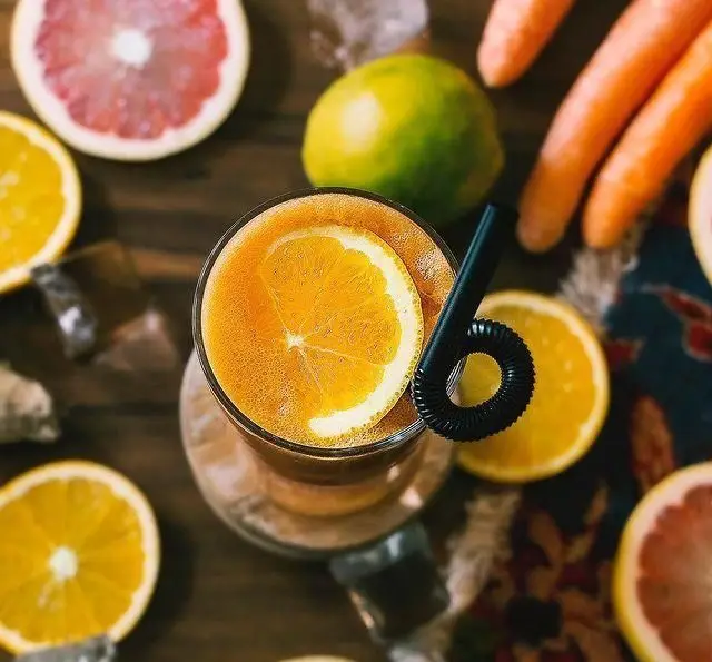 آبمیوه ترکیبی تازه کافه مانا با پرتقال، گریپ فروت، هویج و یخ. نوشیدنی سالم و پرانرژی برای شروع روزی عالی.