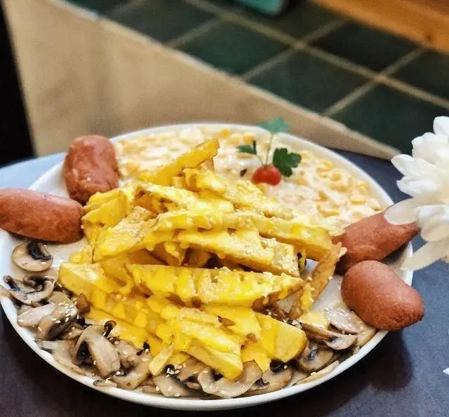 بشقاب کامل کافه مانا: سیب زمینی پنیری ترد، قارچ تفت داده، سوسیس برشته و غذای کرمی. تجربه‌ای لذیذ از منوی کافه.