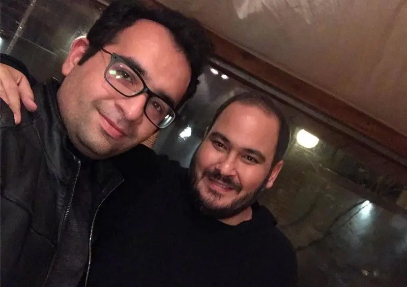 دو دوست شاد در رستوران ماه و مهر، از گردهمایی و لحظات دلنشین در محیط گرم و با کیفیت این مجموعه لذت می‌برند. مکانی عالی برای تجربه غذای ناب.