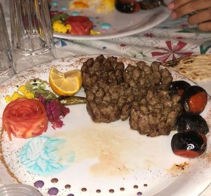 کباب نگینی خوشمزه رستوران ماه و مهر با گوجه کبابی، لیمو و دیزاین زیبا، تجربه‌ای دلنشین از غذای سنتی ایرانی.