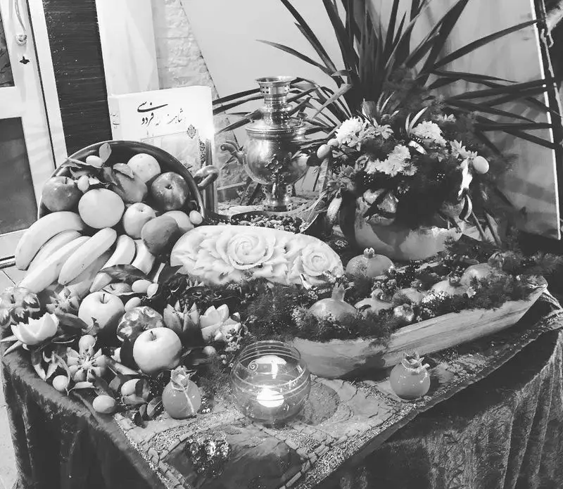 سفره آرایی زیبای شب یلدا در رستوران ماه و مهر با میوه‌های تازه، انار و کنده کاری هندوانه. فضایی دلنشین برای جشن‌ها.