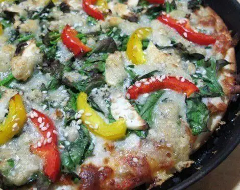 پیتزا آلونک: پیتزای سبزیجات ویژه با قارچ تازه، اسفناج، فلفل دلمه قرمز و زرد، کنجد و پنیر طلایی. همین حالا سفارش دهید!