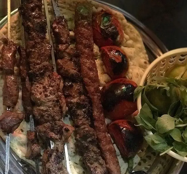 کباب‌های لذیذ کوبیده و چنجه با گوجه کبابی و سبزی تازه در جگر سرای دل و قلوه، تجربه‌ای اصیل از غذای ایرانی.