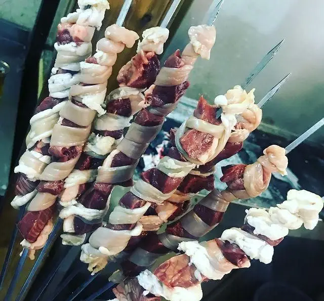 سیخ‌های جگر، دل و قلوه پیچیده شده در دنبه تازه آماده برای کباب شدن در جگر سرای دل و قلوه با طعم بی‌نظیر و سنتی.