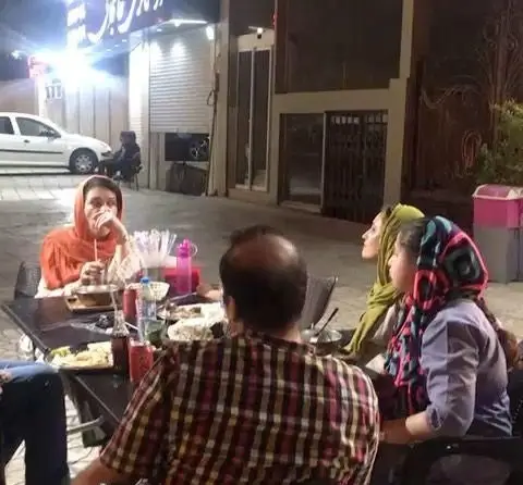 دورهمی خانوادگی در فضای باز جگر سرای دل و قلوه، لذت طعم اصیل جگر و قلوه در محیطی دلنشین و شاد. بهترین جگرکی.