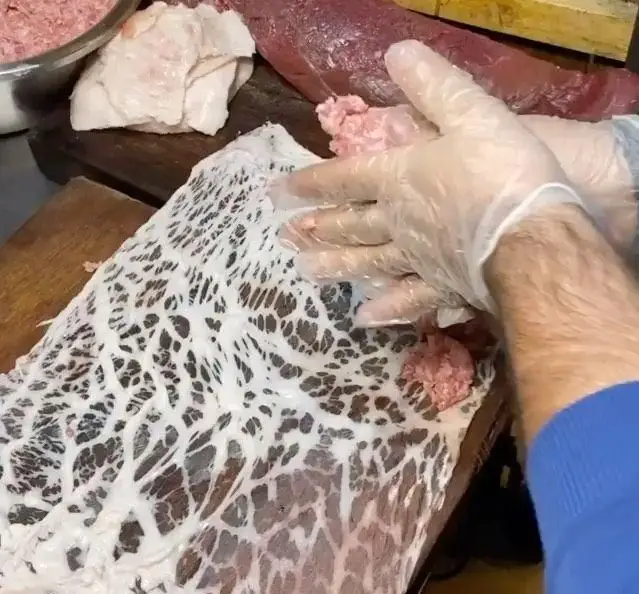 آماده‌سازی کباب چادرپیه تازه و گوشت چرخ‌کرده در جگر سرای دل و قلوه؛ پیچیدن چربی شکمبه برای طبخ کباب سنتی.