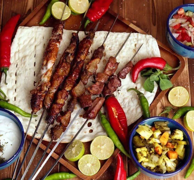 سفره ای از کباب جگر، قلوه و دل، همراه با نان داغ، لیمو، فلفل و مخلفات اصیل ایرانی. تجربه‌ای خوشمزه در جگر سرای دل و قلوه.