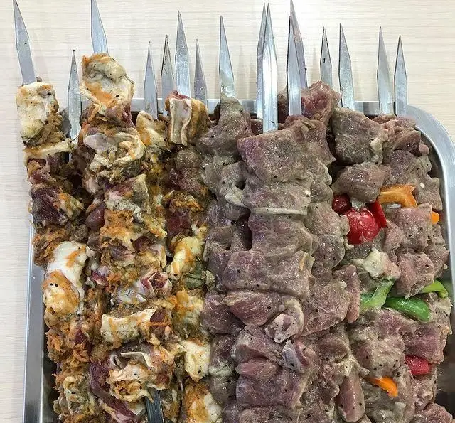 نمایی از سیخ های کباب تازه، شامل جگر و گوشت مرینیت شده و طعم دار به همراه فلفل دلمه ای، آماده پخت در جگر سرای دل و قلوه.