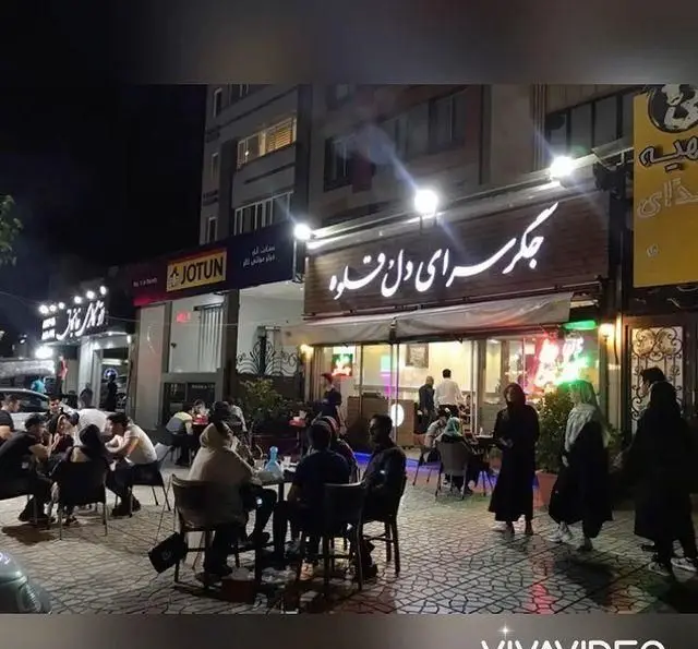 جگر سرای دل و قلوه، رستورانی با فضای باز دلنشین در شب، مشتریان در حال لذت بردن از غذا. مکانی شلوغ و پر جنب و جوش برای شب‌نشینی.