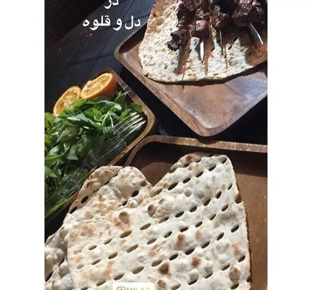 تصویر کباب دل، قلوه و جگر عالی جگر سرای دل و قلوه با نان تازه و سبزی خوردن، یک وعده غذایی دلچسب و اصیل ایرانی.