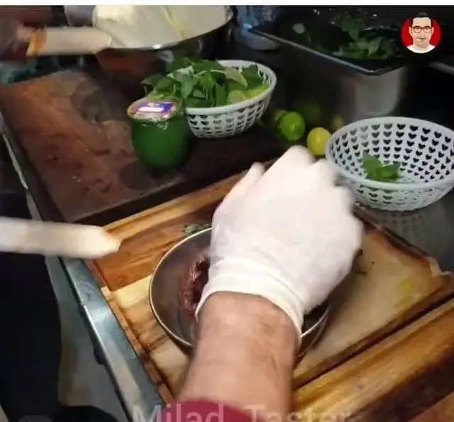 آماده‌سازی لذیذ جگر، دل و قلوه تازه در جگر سرای دل و قلوه، با سبزیجات معطر و لیمو برای تجربه‌ای خاص و بهداشتی.