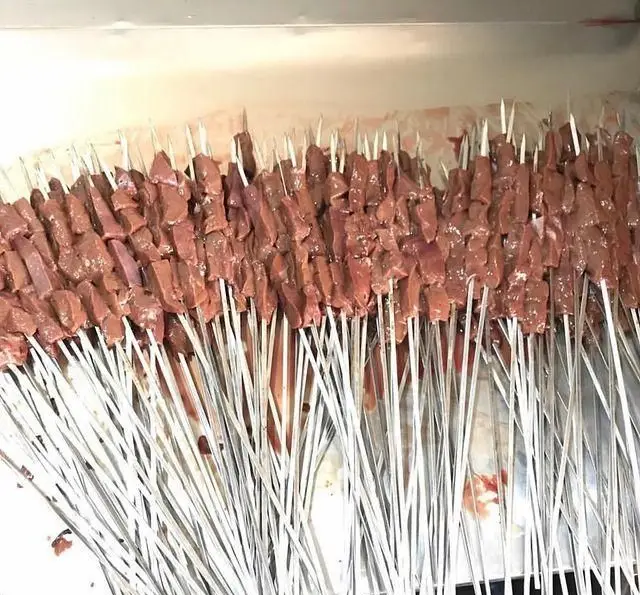 تعداد زیادی سیخ جگر خام تازه و باکیفیت آماده کباب پزی در جگر سرای دل و قلوه، بهترین انتخاب برای یک وعده غذایی لذید.