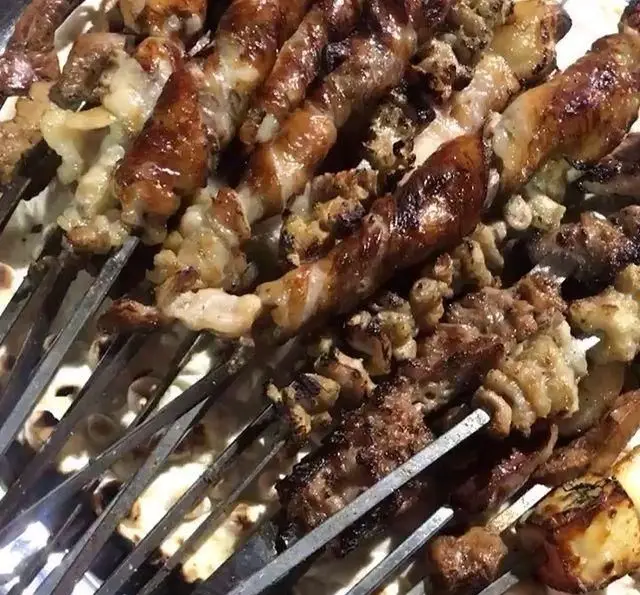 سیخ‌های کباب جگر، دل و قلوه گریل شده و تازه از جگر سرای دل و قلوه، آماده سرو روی نان داغ. طعم بی‌نظیر کباب سنتی.