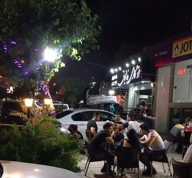 تصویری از جگر سرای دل و قلوه در شب، با فضای باز پر جنب و جوش و دنج. مشتریان در حال لذت بردن از جگر و قلوه تازه در محیطی صمیمی و پرنور.