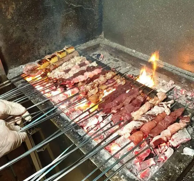کباب‌های تازه و لذیذ جگر، دل و قلوه ذغالی در جگر سرای دل و قلوه. طبخ حرفه‌ای انواع کباب‌های گوشت تازه بر روی زغال. طعمی بی‌نظیر.