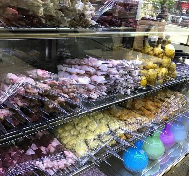 انواع سیخ‌های کباب تازه شامل جگر، دل، قلوه، مرغ و سبزیجات در ویترین جگر سرای دل و قلوه، آماده طبخ و سرو.