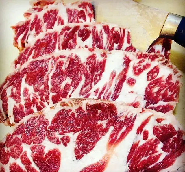 گوشت قرمز تازه و باکیفیت با ماربلینگ بالا، برش خورده برای کباب‌های لذیذ. بهترین تجربه کباب در جگر سرای دل و قلوه.