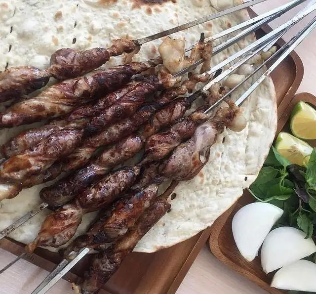 جگرسرای دل و قلوه: کباب‌های تازه و لذیذ جگر، دل و قلوه بر روی نان داغ، همراه با پیاز، لیمو و سبزیجات معطر و خوش‌طعم.