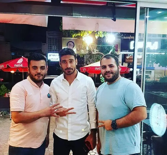 مشتریان شاد در جگر سرای دل و قلوه، با لبخند و رضایت کامل از طعم اصیل و فضای گرم و دوستانه ما عکس یادگاری میگیرند.