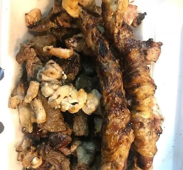 انواع کباب جگر، دل، قلوه، دنبه و دل پیچ‌های خوش طعم و داغ، آماده سرو در جگرسرای دل و قلوه.