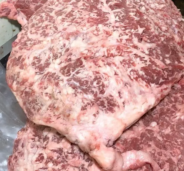 گوشت تازه و چرخ‌کرده با چربی مناسب برای کباب و خوراک، آماده در جگر سرای دل و قلوه با بهترین کیفیت.