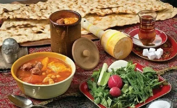 دیزی سرای 110: سفره ای سنتی با دیزی آبگوشت گرم، نان سنگک تازه، سبزی خوردن و چای. تجربه غذای اصیل ایرانی در دیزی سرای 110.