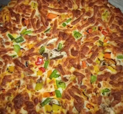 پیتزا سبزیجات خوشمزه فست فود کندو با پنیر آب شده طلایی، فلفل دلمه‌ای‌های رنگی، قارچ تازه و مواد اولیه با کیفیت بالا.