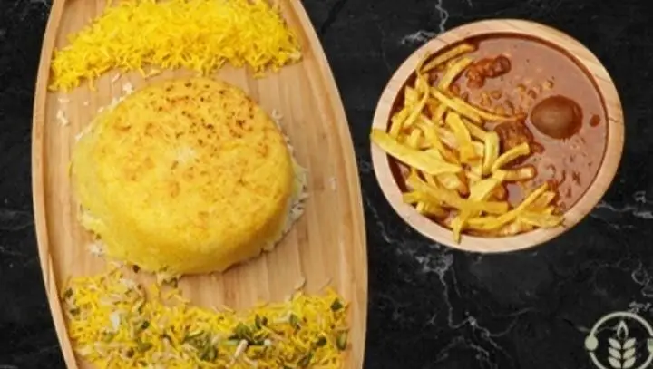 غذای سنتی و اصیل ایرانی از کترینگ بزرگ کیبو: ترکیبی بی‌نظیر از ته چین زعفرانی و خورش قیمه با سیب زمینی سرخ شده.