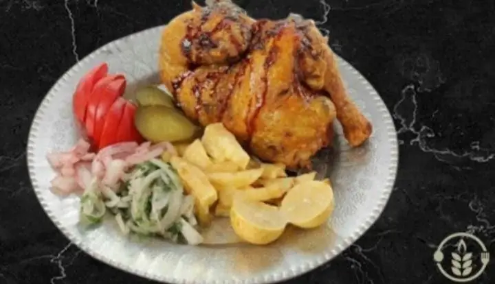 مرغ بریان زعفرانی با سیب زمینی، گوجه، خیارشور و پیاز. غذای لذیذ و با کیفیت از کترینگ بزرگ کیبو، مناسب سفارش آنلاین و مجالس.