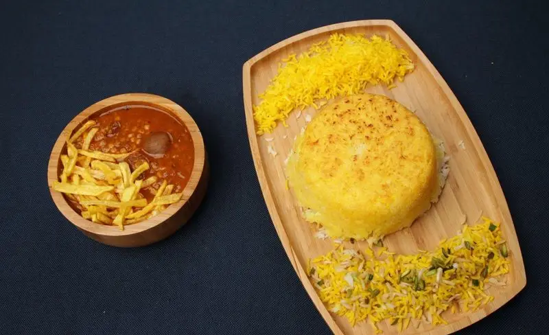 خورشت قیمه سیب زمینی و برنج زعفرانی قالبی کترینگ بزرگ کیبو، غذای اصیل ایرانی برای مجالس و مهمانی‌های شما.