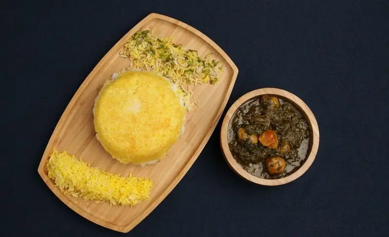 سفارش غذای ایرانی از کترینگ بزرگ کیبو: خورشت قورمه سبزی با برنج زعفرانی و ته دیگ طلایی، غذای سنتی و خوشمزه برای مراسم و مهمانی‌ها.