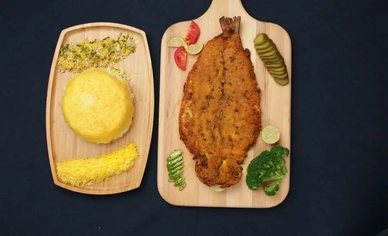 کترینگ بزرگ کیبو: ماهی سرخ شده مجلسی با پلو زعفرانی، ته دیگ و سبزی پلو، بهترین انتخاب برای مجالس.