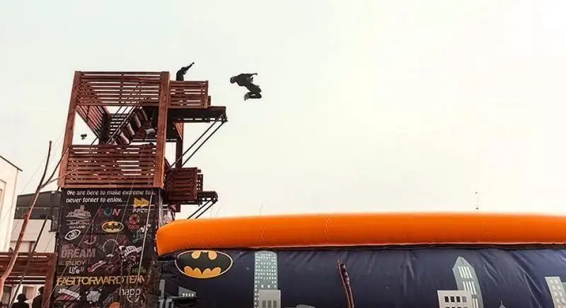 تجربه پرش هیجان‌انگیز در بام لند تهران، با سقوط امن بر روی تشک بادی بزرگ و طراحی بتمن، برای لحظاتی پر از آدرنالین.