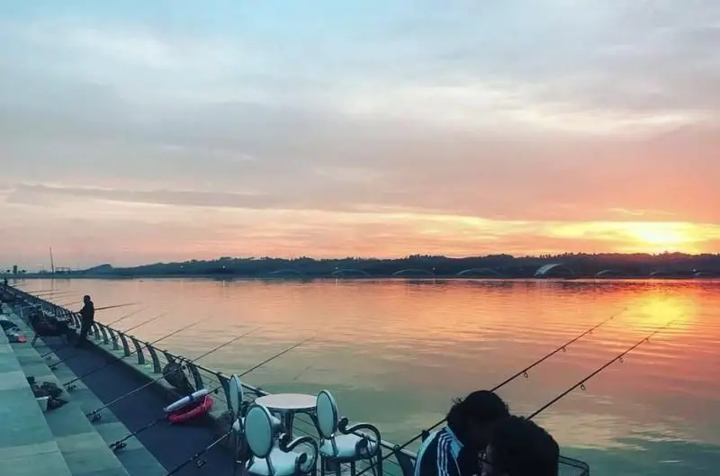 غروب زیبای آفتاب و ماهیگیری آرامش‌بخش در کنار دریاچه بام لند تهران، مکانی دلنشین برای تفریح و اوقات فراغت.