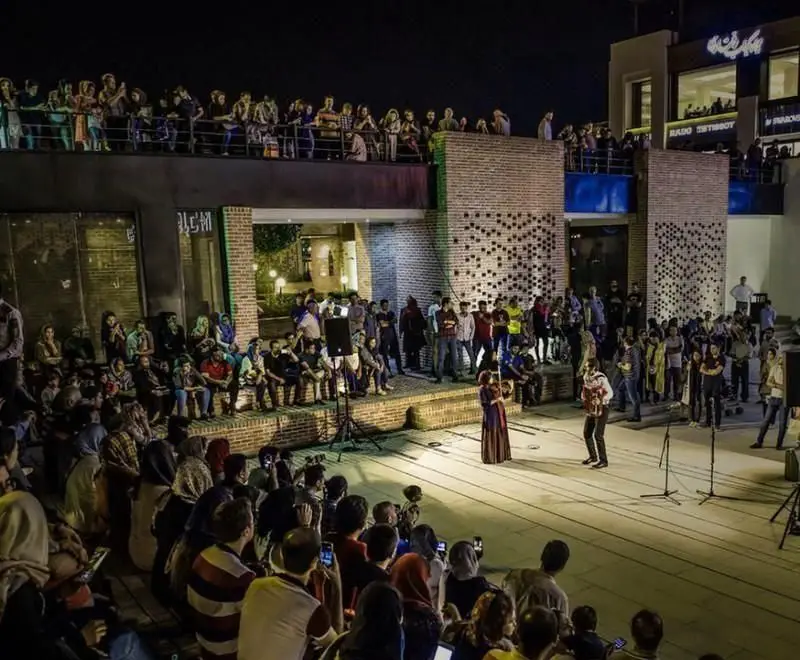 بام لند تهران میزبان یک کنسرت شبانه و شلوغ در فضای باز با حضور هنرمندان و جمع زیادی از تماشاچیان در محیطی دلنشین.