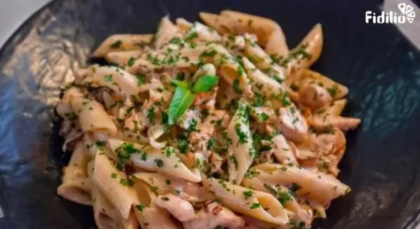 پاستا پنه خامه ای با تکه های مرغ، سس مخصوص و تزئین شده با جعفری و ریحان تازه؛ غذایی دلپذیر از منوی رستوران فرنگی شانلی