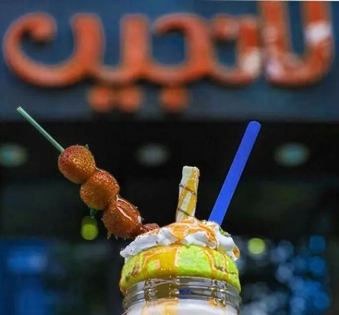 میلکشیک خوشمزه و جذاب کافی شاپ لانجین با توت فرنگی های کاراملی و خامه، نوشیدنی تابستانی ایده آل برای دسر.