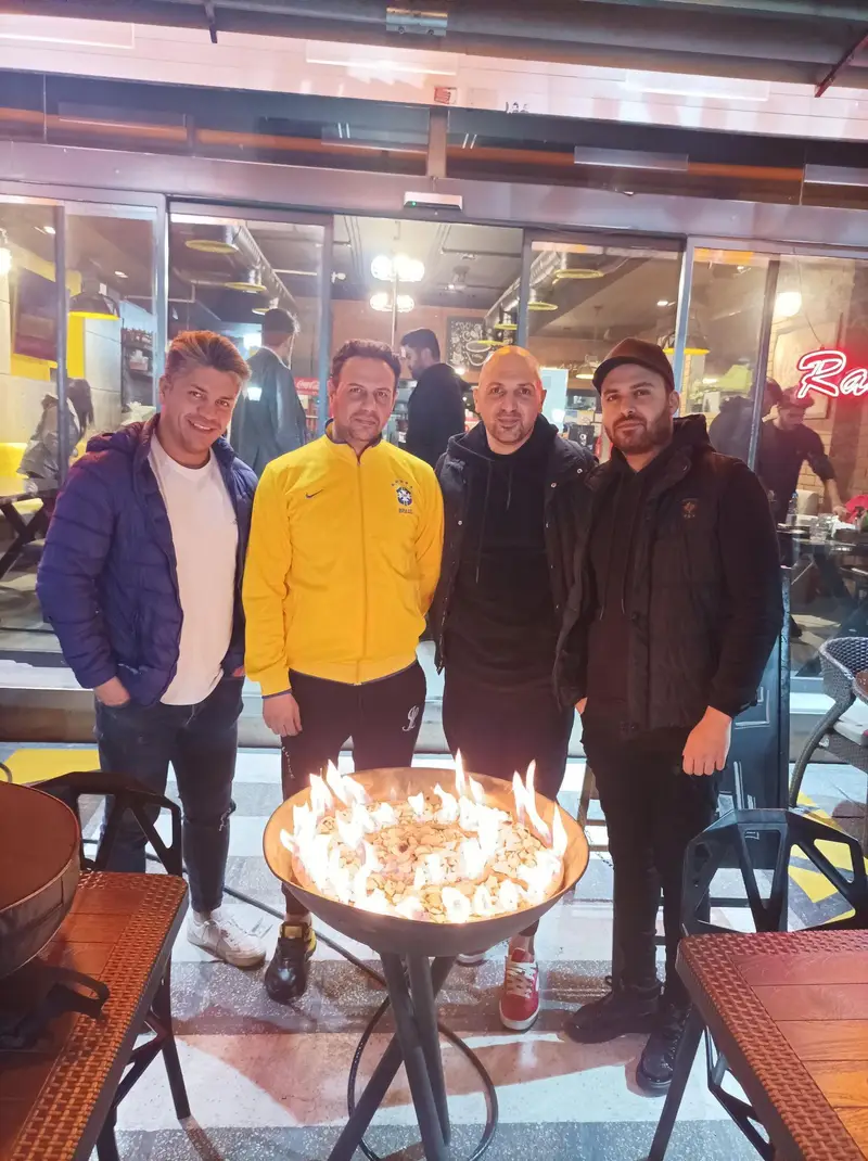 چهار دوست در محیط گرم و دلنشین فست فود رامسی (RAMCY)، لذت بردن از دورهمی شبانه کنار آتش در رستوران