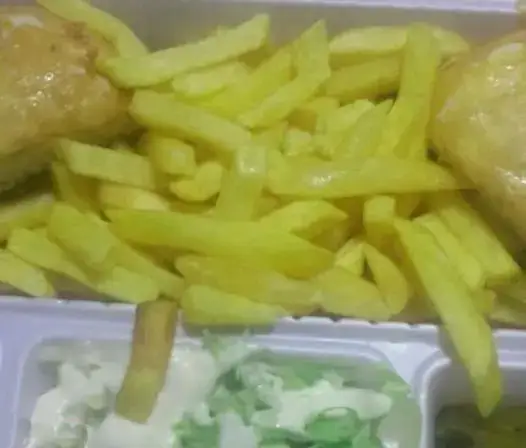 یک سینی کامل فست فود نار شامل سیب زمینی سرخ کرده طلایی، مرغ سوخاری ترد و خوشمزه، همراه با سالاد تازه و سس مخصوص