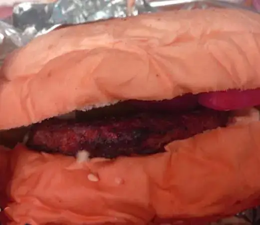 همبرگر خاص و خوش‌طعم فست فود نار با نان زرشکی/صورتی منحصر به فرد و پتی گوشتی آبدار، انتخابی ایده‌آل برای سفارش غذا.