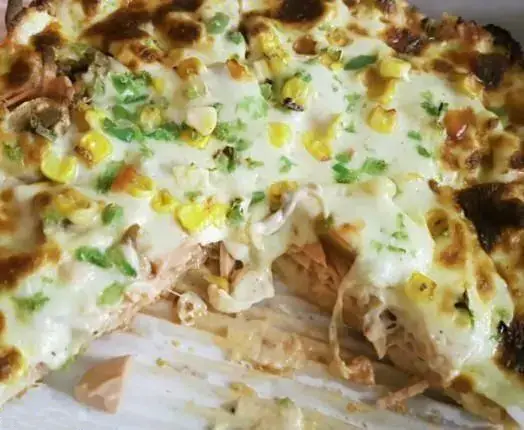 پیتزای داغ و لذیذ فست فود نار با پنیر آب شده، ذرت شیرین، فلفل دلمه‌ای و مرغ، بهترین انتخاب برای سفارش آنلاین شما.