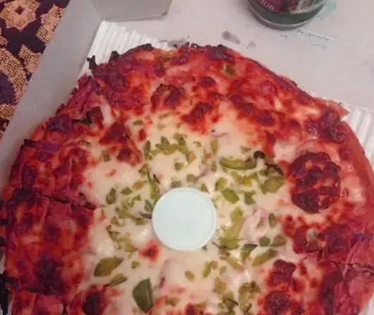 پیتزای جذاب فست فود نار با لایه‌ای از پنیر طلایی و فلفل دلمه‌ای تازه، آماده برای سفارش و لذت بردن از یک وعده غذایی سریع و با کیفیت.