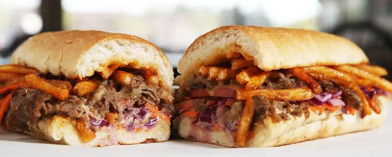 ساندویچ پرطرفدار اژدهای سرخ: شامل گوشت گریل شده، سیب زمینی سرخ کرده، کلم تازه و سس مخصوص فست فود دراگون 1.