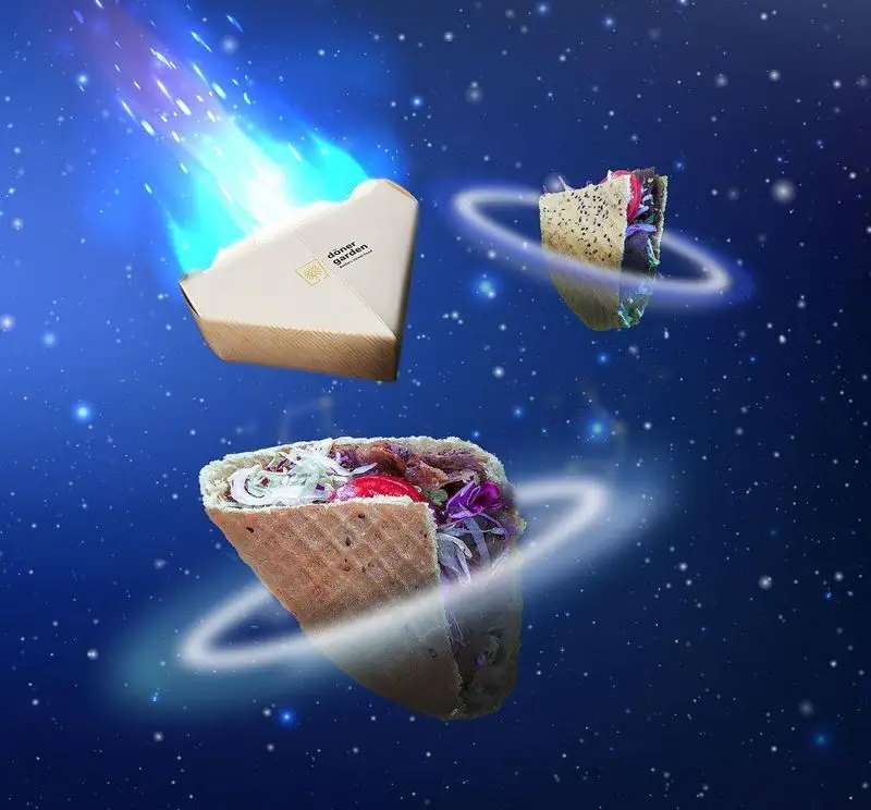 تصویری خاص و فضایی از دونر کباب‌های خوشمزه دونر گاردن پاسداران که مانند سیارات در کهکشان می‌درخشند. تجربه‌ای بی‌نظیر از فست فود.