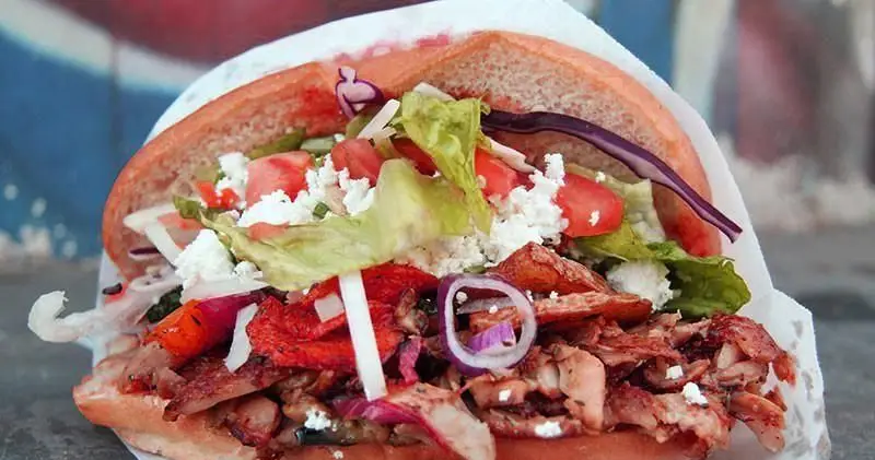 دونر کباب خوشمزه و پرملات مستردنر با گوشت مرغ، پنیر فتا، کاهو و گوجه فرنگی تازه. بهترین کباب ترکی در رستوران ما.