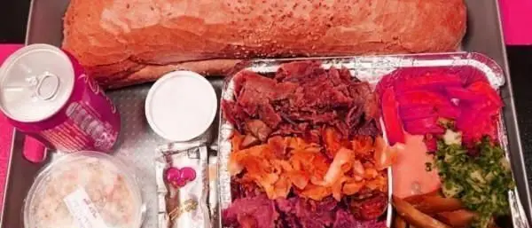 یک سینی غذای کامل کباب ترکی از رستوران ترکیه ای مستردنر شامل دونر کباب، نان تازه، نوشابه، سالاد و سس. ایده آل برای بیرون بر.