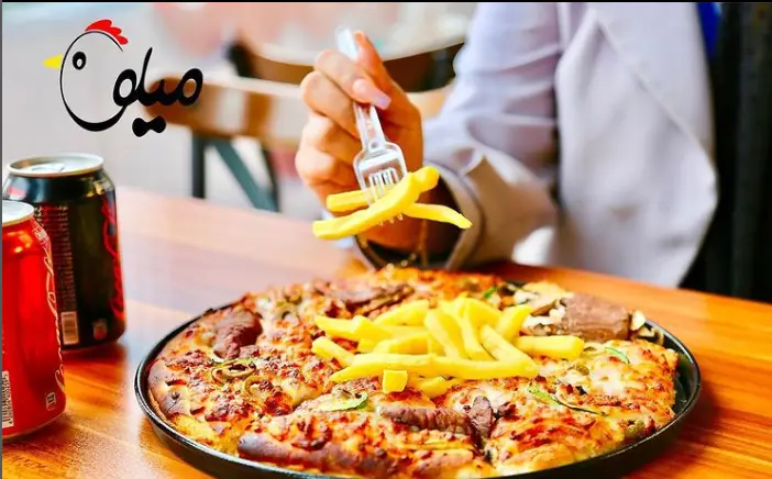 لذت یک پیتزای ویژه با سیب زمینی سرخ کرده و نوشابه خنک در فست فود میلو، تجربه‌ای به یادماندنی از طعم عالی.