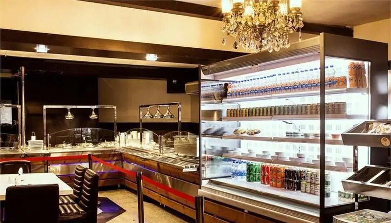 داخلی رستوران ایرانی ناهید با بوفه سلف سرویس انواع غذاهای لذیذ و نوشیدنی‌های خنک، فضایی شیک و آماده پذیرایی از مهمانان.