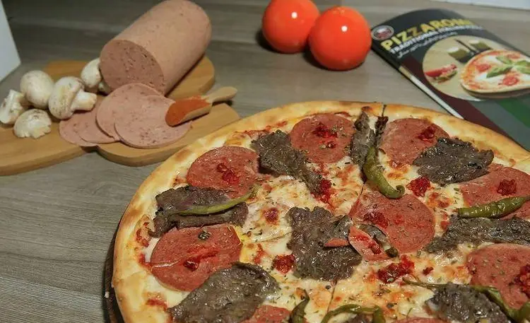 پیتزا رم با ترکیبات متنوع سوسیس، گوشت و فلفل سبز، در کنار مواد اولیه تازه شامل سوسیس، قارچ و گوجه فرنگی، بهترین انتخاب برای پیتزای اصیل.