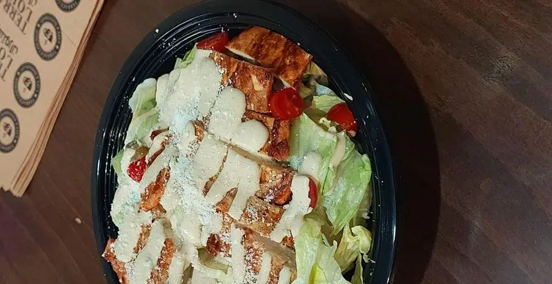 سالاد سزار تازه با مرغ گریل شده، کاهو، گوجه و سس مخصوص در کافه و رستوران تراس لانژ. تجربه‌ای لذیذ و سالم.